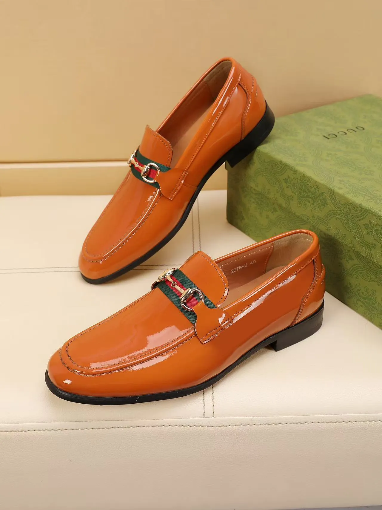 Men's men's shoes 💰440 🆘【GUCCI】Gucci ·🐂里· Hot-selling beanie shoes, top brand luxury, top quality, latest fashion beanie shoes.. The upper is made of original high mercerized smooth cow suede. (Full top-layer water-dyed 🐂 leather and lining). The original stylish and stylish soft rubber wear-resistant and non-slip outsole is light and comfortable on the foot, available in 2 colors! Matching code: 39-45 (38.46. Customized)